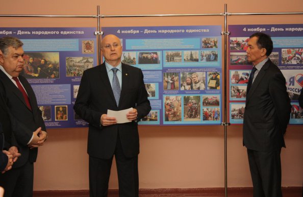 В штаб-квартире СНГ в Минске открылась фотовыставка ко Дню народного единства России