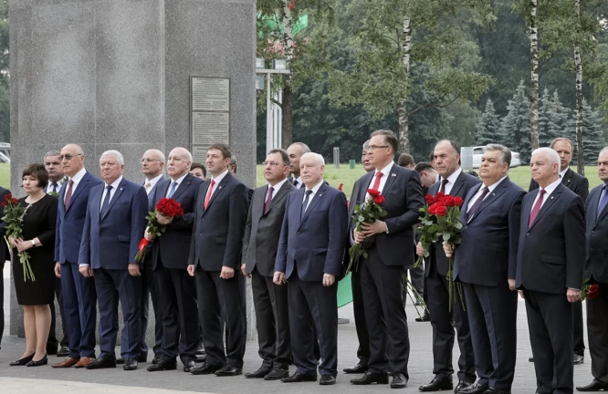 Фоторепортаж с церемонии открытия Аллеи Дружбы в честь 75-летия Победы