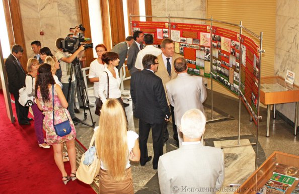 В Исполкоме СНГ в Минске открылась фотовыставка к 70-летию Курской битвы