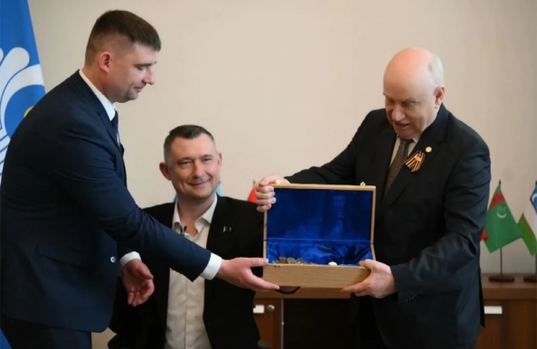 Генеральный секретарь СНГ Сергей Лебедев передал директору благотворительного фонда Алексею Талаю монеты для проекта «Живая память благодарных поколений»