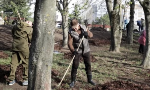 С удовольствием и дружно: в Минске сотрудники Исполнительного комитета СНГ присоединились к проведению республиканского субботника