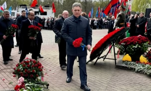 В Минске прошла церемония возложения цветов к памятным знакам «Ахвярам Чарнобыля» и «Камень мира Хиросимы» по случаю 40-летия аварии на ЧАЭС