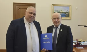 Генеральный секретарь СНГ С.Лебедев вручил Грамоту Исполкома СНГ заместителю директора правового департамента А.Саргсяну