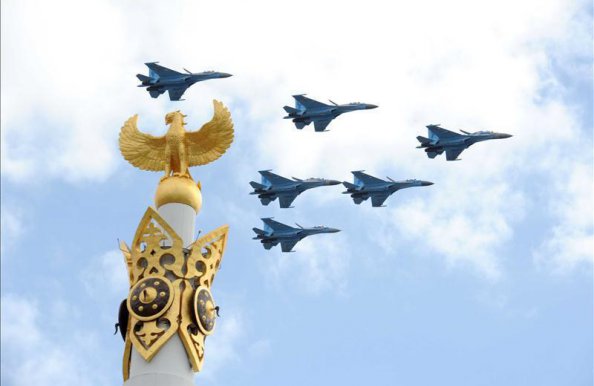 В Казахстане состоялся самый масштабный в истории страны военный парад в честь юбилея Победы и Дня защитника Отечества