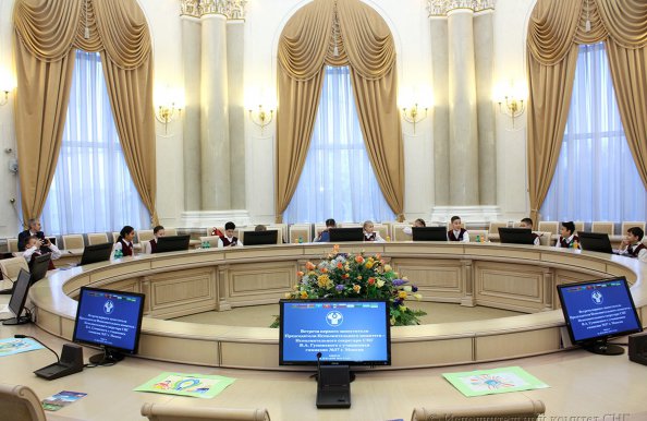 Минским школьникам, создавшим видеоролик, посвященный 25-летию СНГ, вручена Благодарность Председателя Исполкома СНГ