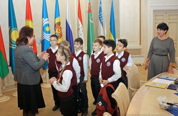 Минским школьникам, создавшим видеоролик, посвященный 25-летию СНГ, вручена Благодарность Председателя Исполкома СНГ