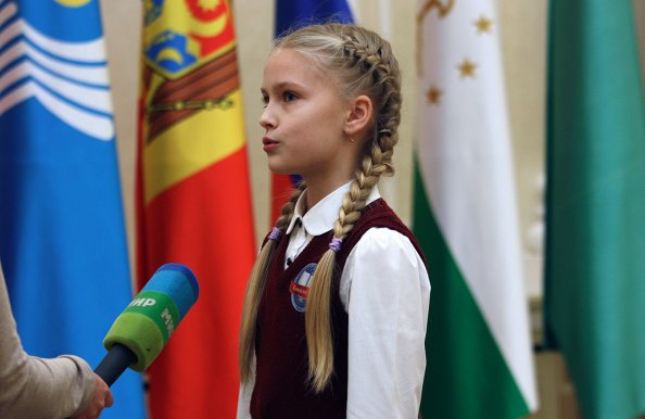 Минским школьникам, создавшим видеоролик, посвященный 25-летию СНГ, вручена Благодарность Председателя Исполкома СНГ