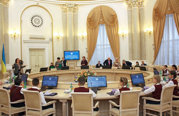 Минским школьникам, создавшим видеоролик, посвященный 25-летию СНГ, вручена Благодарность Председателя Исполкома СНГ