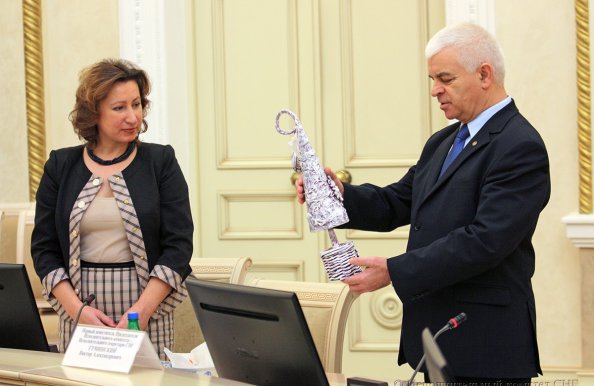 Минским школьникам, создавшим видеоролик, посвященный 25-летию СНГ, вручена Благодарность Председателя Исполкома СНГ