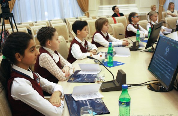 Минским школьникам, создавшим видеоролик, посвященный 25-летию СНГ, вручена Благодарность Председателя Исполкома СНГ