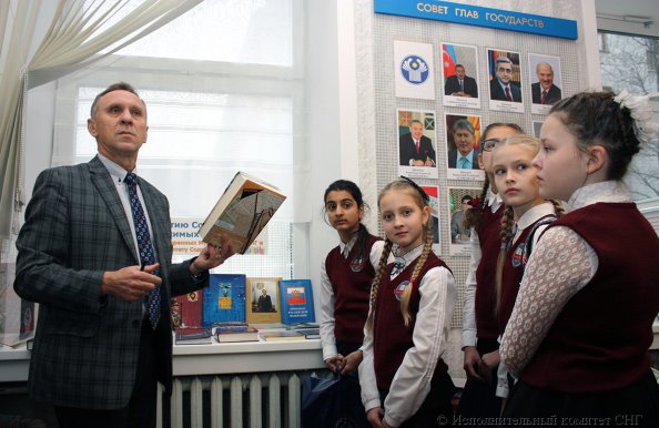 Минским школьникам, создавшим видеоролик, посвященный 25-летию СНГ, вручена Благодарность Председателя Исполкома СНГ